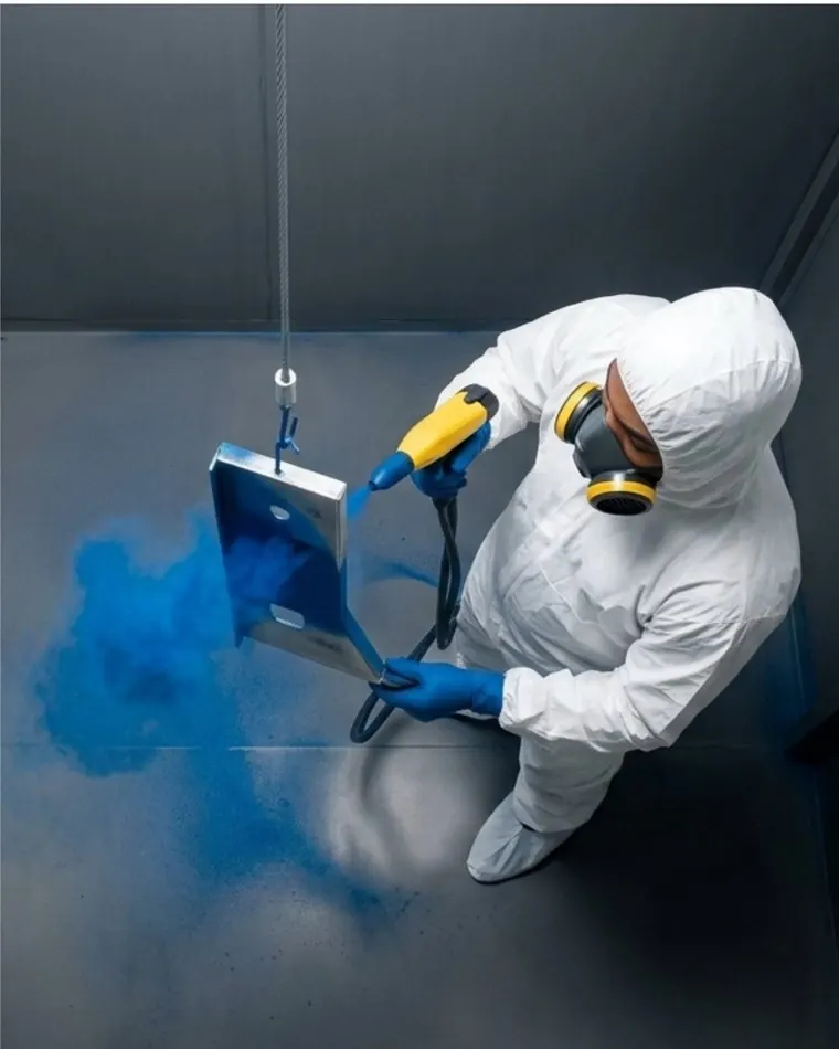 Detalhe da aplicação de pintura eletrostática com pistola